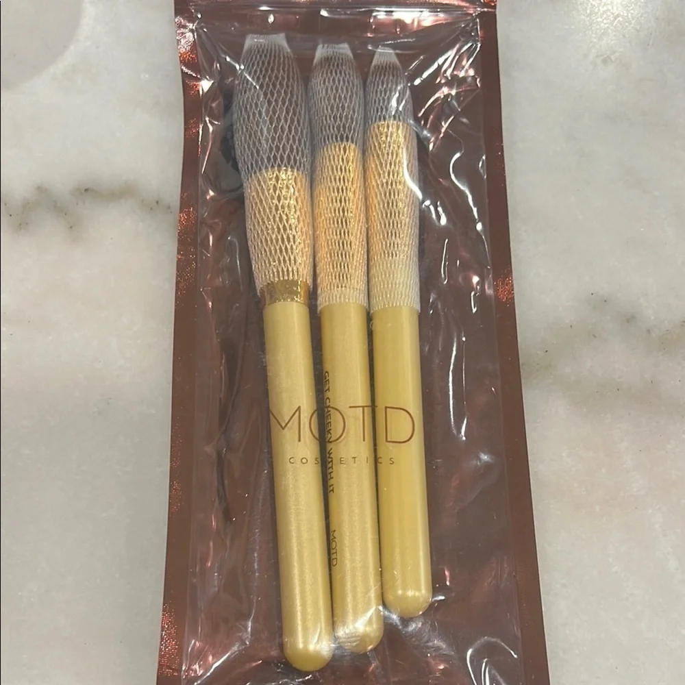 MOTD Getting Cheeky Gold Makeup Brush Set
